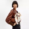 Pañuelo cuadrado de seda con estampado de bolsos Tabby apilados