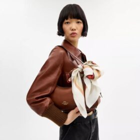 Pañuelo cuadrado de seda con estampado de bolsos Tabby apilados