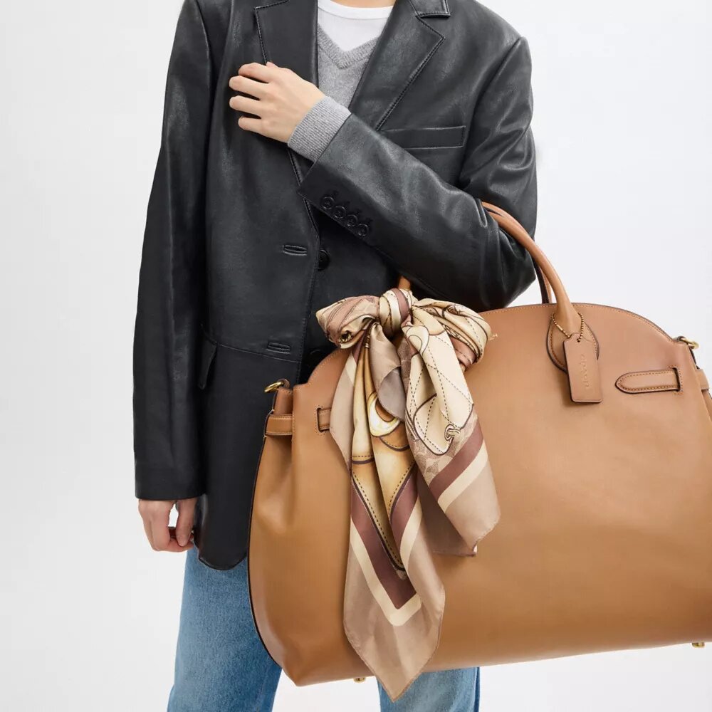 Pañuelo cuadrado de seda con estampado de bolsos Tabby apilados