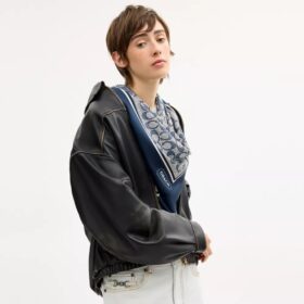 Pañuelo cuadrado de seda con estampado texturizado exclusivo