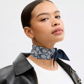 Pañuelo estrecho de seda con estampado exclusivo texturizado