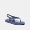 Sandalias de plataforma con «C» esculpida