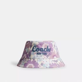 Sombrero de pescador con estampado floral y logotipo de Coach en letra cursiva
