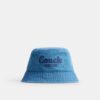 Sombrero tipo bucket de mezclilla con el logotipo «Coach Script» bordado
