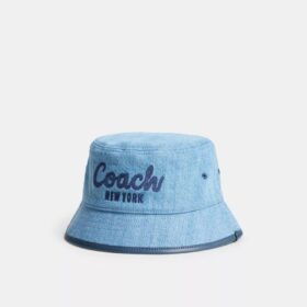 Sombrero tipo bucket de mezclilla con el logotipo «Coach Script» bordado