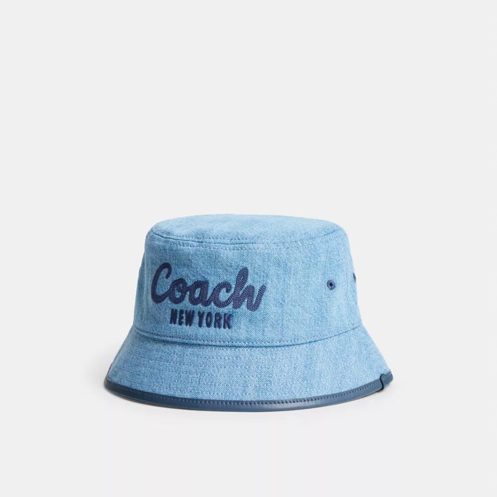 Sombrero tipo bucket de mezclilla con el logotipo «Coach Script» bordado