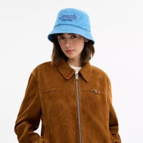 Sombrero tipo bucket de mezclilla con el logotipo «Coach Script» bordado
