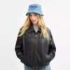 Sombrero tipo bucket de mezclilla con el logotipo «Coach Script» bordado