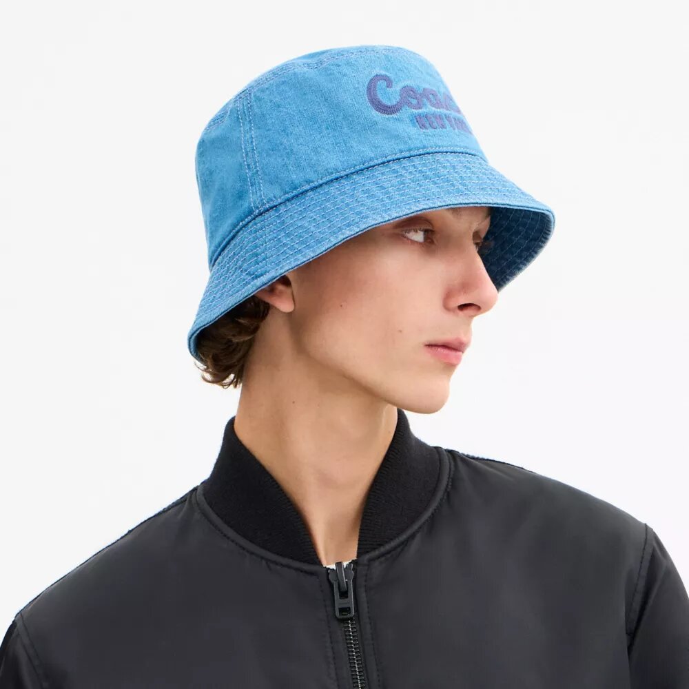 Sombrero tipo bucket de mezclilla con el logotipo «Coach Script» bordado