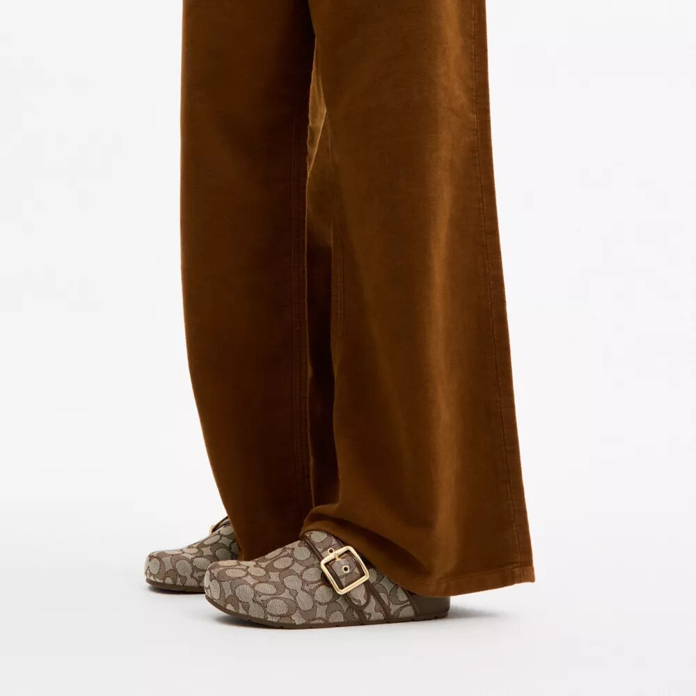 Zuecos con hebilla de archivo en jacquard característico