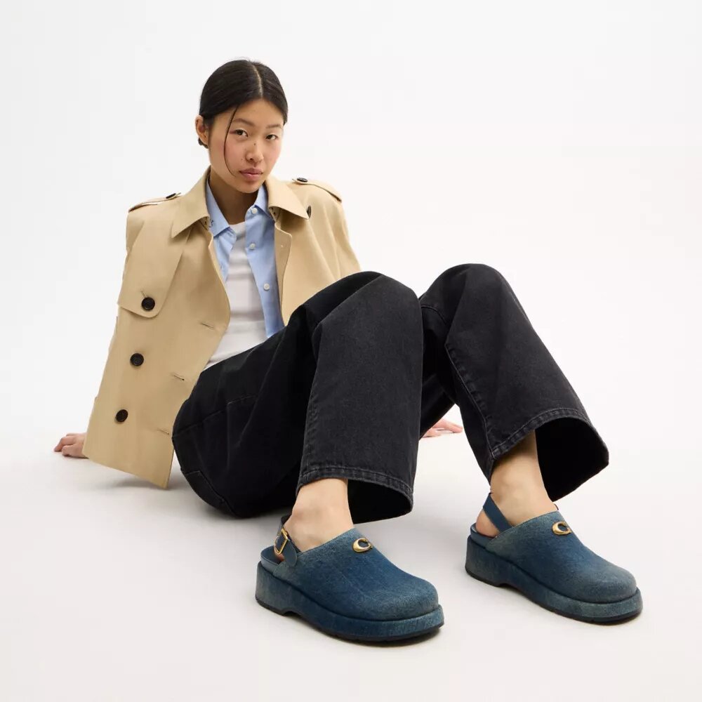 Zuecos de plataforma en forma de C en denim desgastado