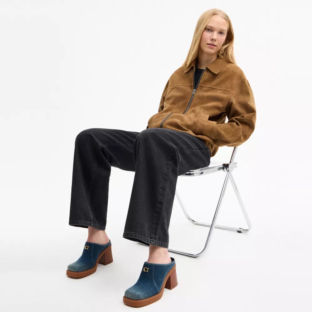 Zuecos de tacón con «C» esculpida en Loved Denim